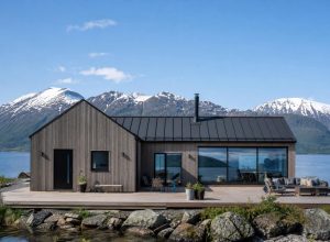 manorumai-fjord-cabin-front